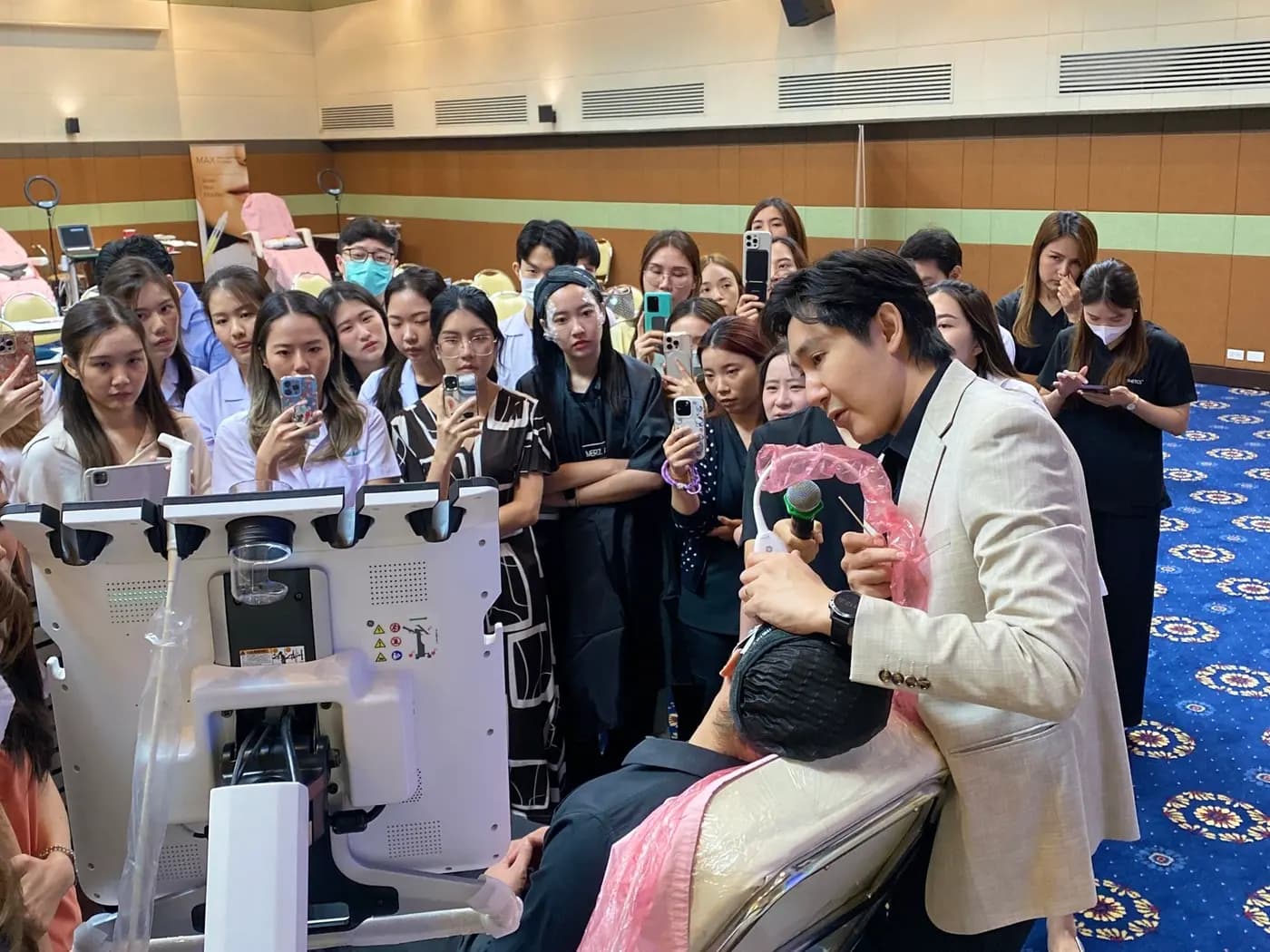 นพ.ฉันทวัฒน์ เกษมเนตร สาธิตหัตถการให้แพทย์ผู้เข้าอบรมในงานประชุมวิชาการ