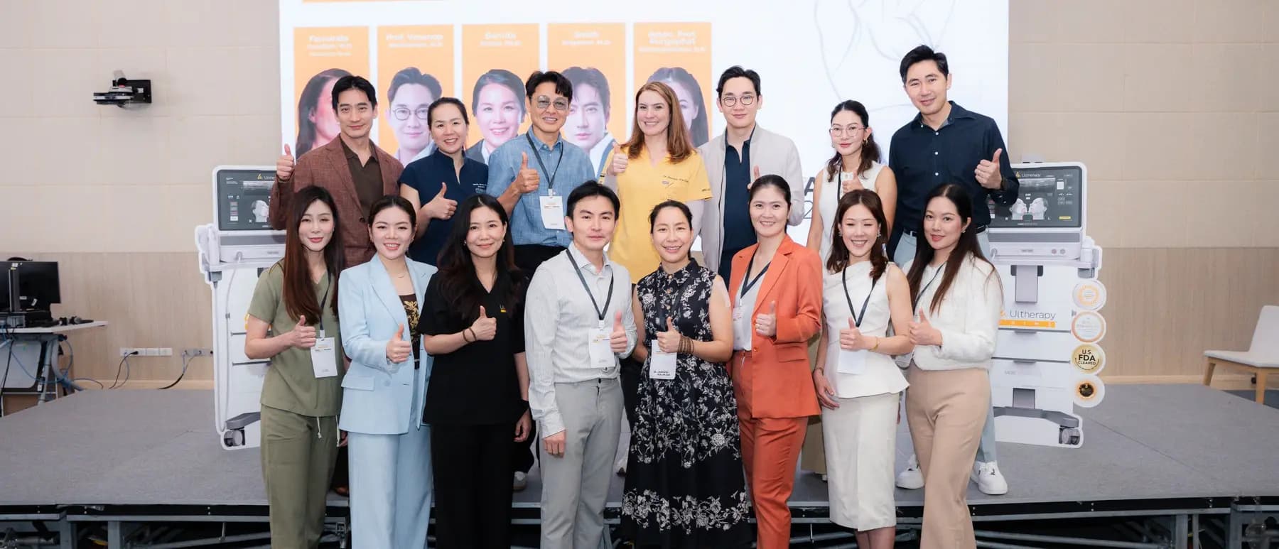 ทีมแพทย์และผู้เข้าร่วมอบรมของ Art Story Aesthetic Clinic