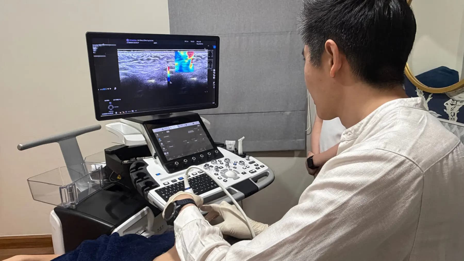 ภาพ Ultrasound ชั้นเนื้อเยื่อใบหน้าบนหน้าจอ ระหว่างการประเมินที่คลินิก