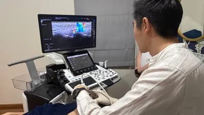 ภาพ Ultrasound ชั้นเนื้อเยื่อใบหน้าบนหน้าจอ ระหว่างการประเมินที่คลินิก