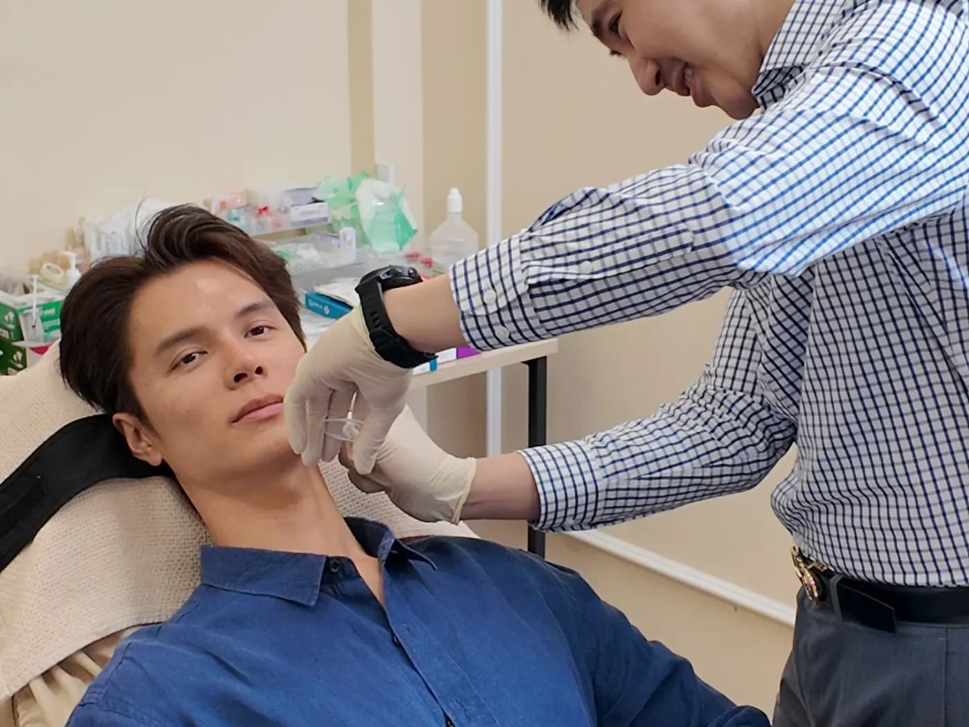 แพทย์ฉีดฟิลเลอร์ให้ผู้รับบริการหลังการประเมินโครงสร้างใบหน้า