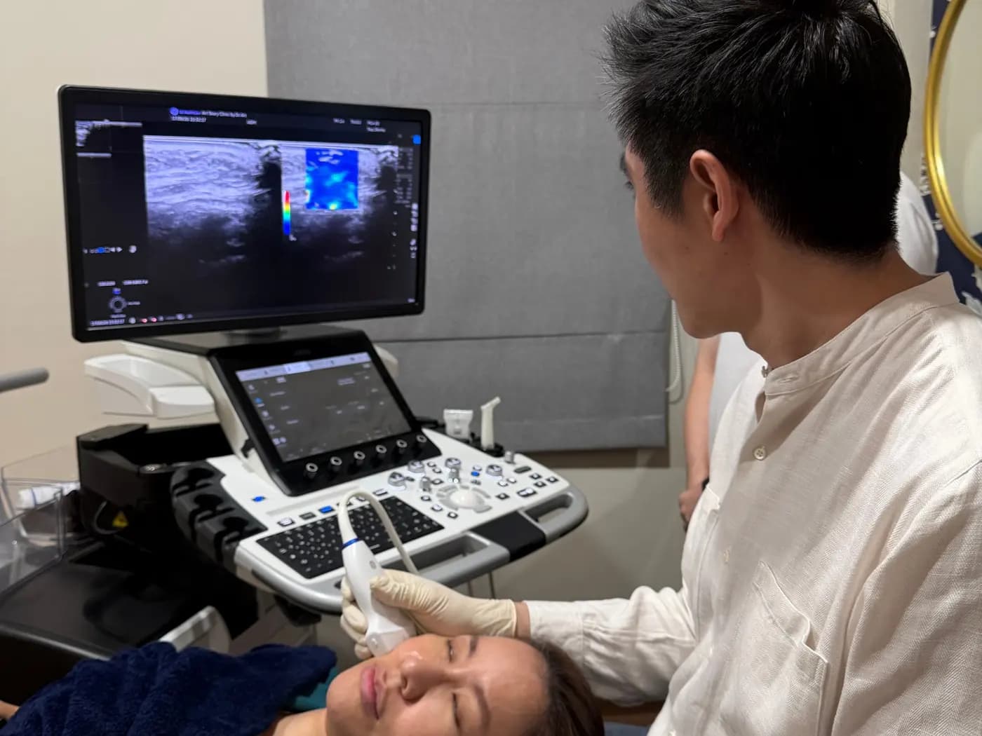 Dr.Art ตรวจประเมินใบหน้าด้วยเครื่อง Ultrasound ก่อนวางแผนการรักษา